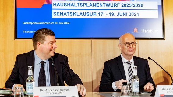 Finanzsenator Andreas Dressel (SPD, l) und Hamburgs Erster Bürgermeister Peter Tschentscher stellen die Haushaltsplanentwürfe des Senat für die Jahre 2025/26 auf der Landespressekonferenz vor. © Markus Scholz/dpa Foto: Markus Scholz