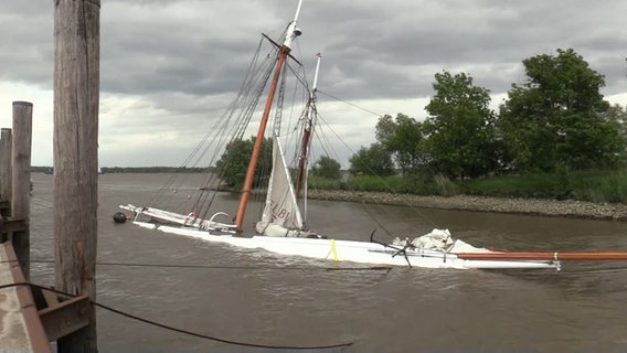 Der Lotsenschoner "No.5 Elbe" liegt auf Grund. © TV Elbnews Foto: Screenshot