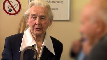 Die Holocaust-Leugnerin Ursula Haverbeck im Hamburger Amtsgericht. © NDR 