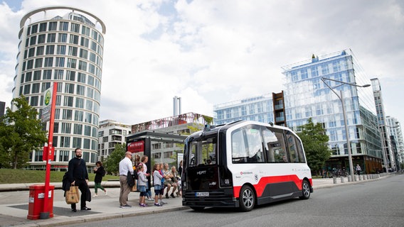 Der autonom fahrende Kleinbus "Heat" bei einer Testfahrt in der Hamburger Hafencity. © picture alliance / dpa Foto: Christian Charisius