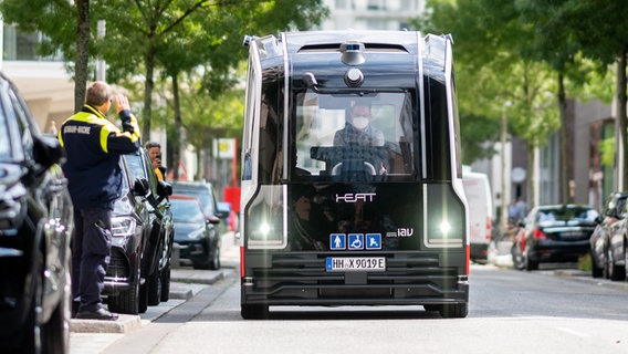 Der autonom fahrenden Heat-Bus in der Hamburger Hafencity. © picture alliance / dpa Foto: Daniel Reinhardt