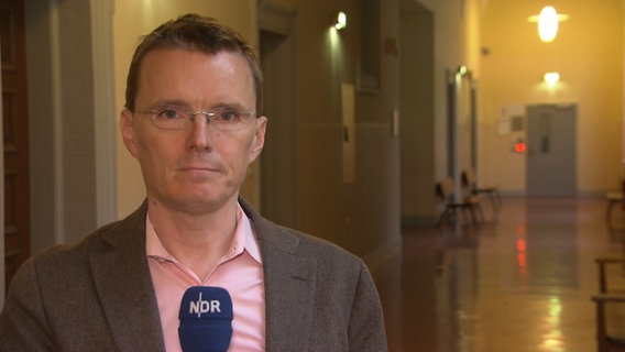 Hamburg Journal Reporter Heiko Sander berichtet aus dem Gericht. © NDR Foto: Screenshot