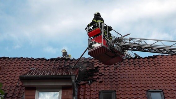 Einsatzkräfte der Feuerwehr löschen einen Brand. © TVNewsKontor 