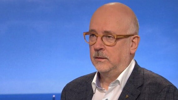 Dirk Heinrich im Studio des NDR Hamburg Journals.  
