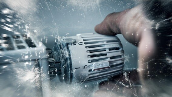Fotomontage: Eine Hand dreht an einem Thermostat einer Heizung © picture alliance / CHROMORANGE | Michael Bihlmayer Foto: Michael Bihlmayer