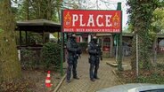 Einsatzkräfte der Polzei stehen in Hamburg vor einer Bar. © TVNewsKontor Foto: Screenshot