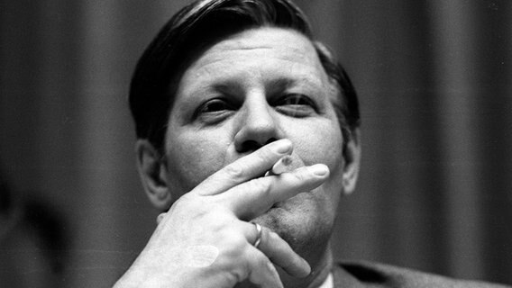 Helmut Schmidt in schwarz-weiß im Jahr 1971. Damals war er Bundesverteidigungsminister und raucht eine Zigarette. © Imago Foto: Sven Simon
