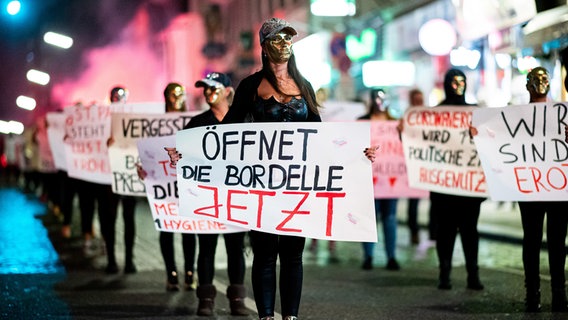 Sexarbeiterinnen demonstrieren in der Herbertstraße auf dem Hamburger Kiez gegen ein Arbeitsverbot. © picture alliance/dpa Foto: Daniel Reinhardt