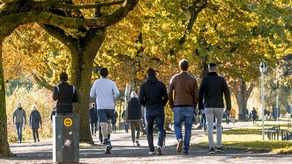 Menschen gehen bei Herbstwetter an der Außenalster spazieren. © picture alliance/dpa Foto: Markus Scholz