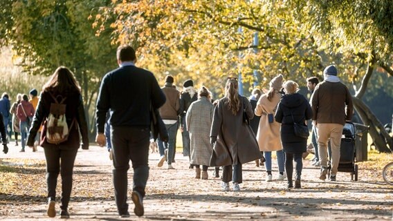 Menschen gehen bei Herbstwetter an der Außenalster spazieren. © picture alliance/dpa Foto: Markus Scholz
