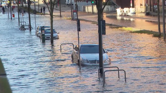 Straßen in der Hamburger Hafencity stehen nach dem Sturmtief "Herwart" unter Wasser  