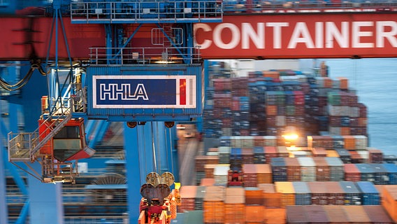 Container werden Terminal Altenwerder der Hamburger Hafen und Logistik AG (HHLA) im Hamburger Hafen umgeschlagen. © dpa Foto: Christian Charisius