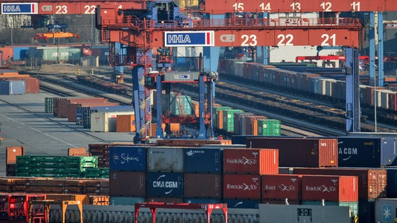 Container stehen auf dem Containerterminal Burchardkai der Hamburger Hafen und Logistik AG. © dpa-Bildfunk Foto: Axel Heimken
