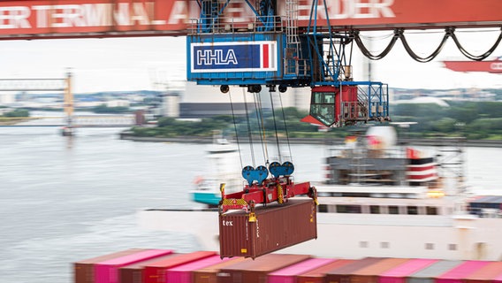 Ein Container wird auf dem Container-Terminal Altenwerder im Hamburger Hafen auf ein Schiff geladen. © dpa Foto: Daniel Reinhardt