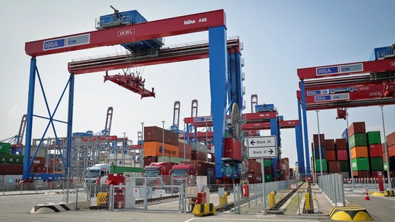 Neue elektrische Lagerblöcke sind am Container Terminal Burchardkai der Hamburger Hafen und Logistik AG (HHLA) zu sehen. © picture alliance/dpa Foto: Christian Charisius