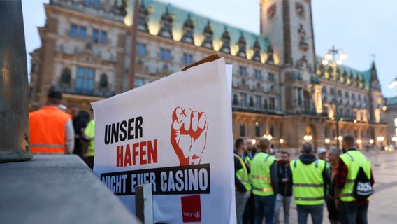 Na een demonstratie bij de aanschaf van HHLA-Anteilen hangt er een schildje met het opschrift "Unser Hafen - Nicht Euer Casino" ben Rathausmarkt.  © foto alliantie/dpa Foto: Bodo Marks