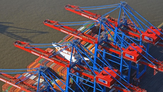 Blick aus der Luft auf das Containerterminal Burchardkai des Hamburger Hafenbetreibers HHLA. © picture alliance / imageBROKER Foto: Holger Weitzel