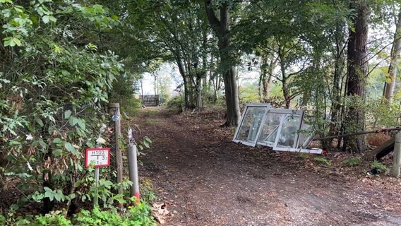 Die Einfahrt zum gerodeten Gelände am Volkspark. © NDR Foto: Finn Kessler