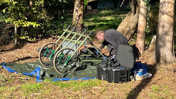 Ein Archäologe baut ein Bodenradar zusammen. © NDR Foto: Ingmar Schmidt