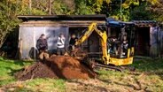 Mithilfe eines Baggers suchen Ermittler im Altonaer Volkspark auf dem Gelände eines Kleingartens nach Spuren zu dem seit 1999 vermissten Mädchen Hilal © picture alliance /dpa Foto: Daniel Bockwoldt
