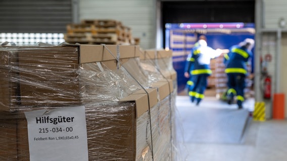 Helfer beladen einen Lastwagen mit Kartons mit Hilfsgütern. © dpa Foto: Stefan Puchner