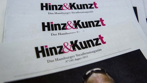 Mehrere Ausgaben des Straßenmagazins "Hinz & Kunzt" liegen in der Redaktion in Hamburg auf einem Tisch. © dpa-Bildfunk Foto: Maja Hitij