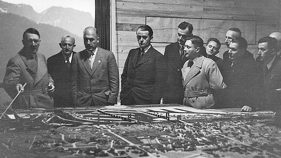 Hitler und eine Gruppe Männer begutachten ein architektonisches Modell © Staatsarchiv Hamburg 