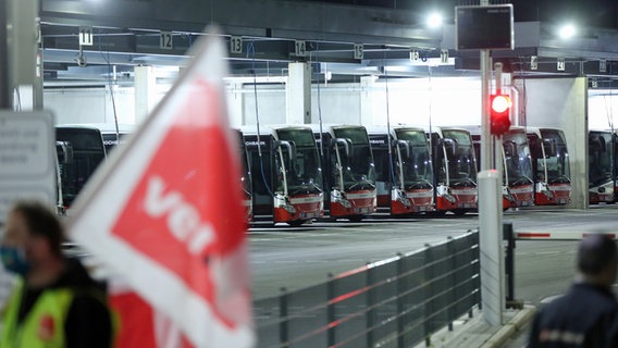 Busse stehen während eines Warnstreiks auf einem Betriebshof der Hamburger Hochbahn AG. © picture alliance/dpa Foto: Bodo Marks