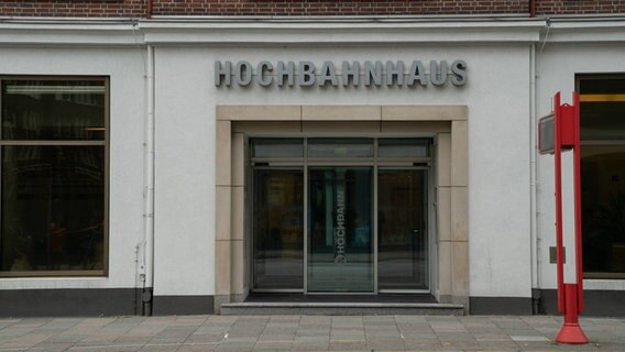 Der Eingang zum Hochbahnhaus in der Hamburger Steinstraße © IMAGO / Chris Emil Janßen Foto:  Chris Emil Janßen