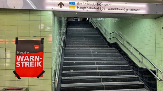 Ein Plakat mit der Aufschrift "Warnstreik" hängt an einem Bahnhof in Hamburg. © NDR Foto: Anna Rüter