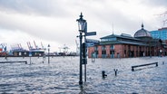 Der Fischmarkt mit der Fischauktionshalle steht während einer Sturmflut in Hamburg unter Wasser. © picture alliance/dpa Foto: Daniel Bockwoldt