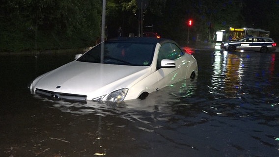 Ein durch Wassermassen eingeschlossenes Auto in Hamburg. © picture alliance / -/Citynews.tv/dpa 