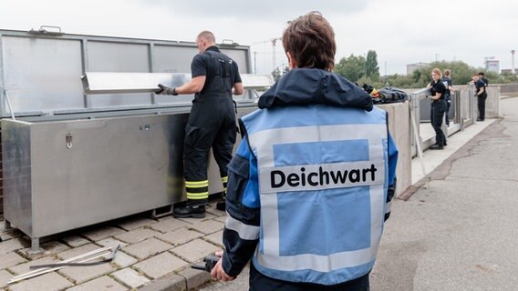 Feuerwehrleute bei einer Deichverteidigungsübung in Hamburg. © Markus Scholz/dpa 