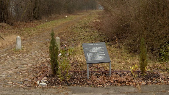 Im Naturschutzgebiet Höltigbaum weist eine Tafel auf den ehemaligen Schießplatz Höltigbaum hin, auf dem im Zweiten Weltkrieg Hunderte Menschen hingerichtet wurden.  