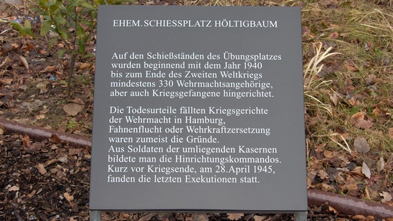 Im Naturschutzgebiet Höltigbaum weist eine Tafel auf den ehemaligen Schießplatz Höltigbaum hin, auf dem im Zweiten Weltkrieg Hunderte Menschen hingerichtet wurden.  