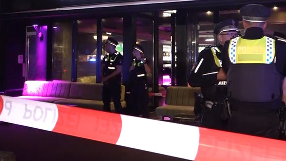 Polizisten stehen vor einer Shisha-Bar in Hamburg. © Nonstopnews Foto: Screenshot