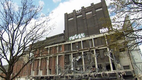 Auf dem früheren Areal der Holsten-Brauerei in Hamburg-Altona werden alte Gebäude abgerissen.  