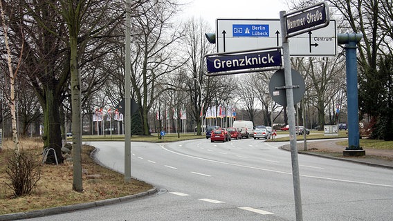 Die Straße Grenzknick am Horner Kreisel - die ehemalige Grenze zwischen Wandsbek und Hamburg. © NDR Foto: Heiko Block