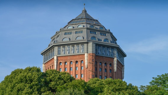 Das Hotel im ehemaligen Wasserturm im Schanzenpark in Hamburg © picture alliance / imageBROKER | Joko 
