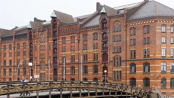Die Speicherstadt in Hamburg mit der Hamburg Port Authority. © picture alliance / Paul Mayall Foto: Paul Mayall