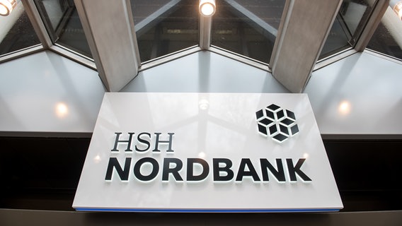 Blick auf den Eingangsbereich mit dem Logo der HSH Nordbank. © dpa Foto: Daniel Bockwoldt