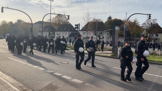Die Hamburger Polizei ist heute im Großeinsatz. © NDR Foto: Kai Salander