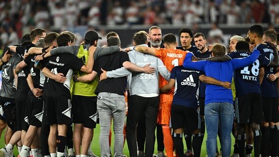 HSV-Tim Walter spricht nach der Niederlage im Relegationshinspiel mit seinem Team. © Tom Weller/dpa 