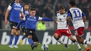 Bielefelds Marius Wörl (l.) im Kampf um den Ball mit Hamburgs Lukasz Poreba (2.v.r.). © Friso Gentsch/dpa 