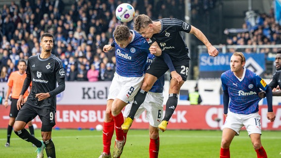 Spielszene aus der Partie Holstein Kiel gegen den Hamburger SV. © picture alliance/dpa Foto: Axel Heimken
