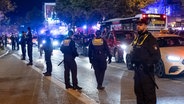 Die Polizei sichert nach dem HSV-Aufstieg die Reeperbahn auf St. Pauli. © Bodo Marks/dpa 