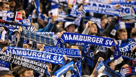 Fans des Hamburger SV. © IMAGO / Philipp Szyza 