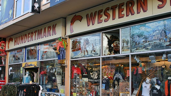 Der Hundertmark Westernstore am Hamburger Spielbudenplatz. © NDR Foto: Heiko Block