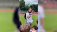 Johannes Liebnau verurteilt in einem Video die rassistischen Party-Gesänge auf Sylt und appelliert an Jugendliche, wählen zu gehen. © Hamburg Young Huskies Foto: Screenhot