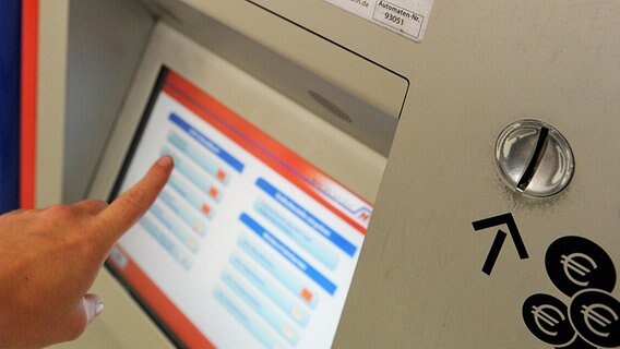 Ein Kunde bedient einen Fahrkarten-Automaten des Hamburger Verkehrsverbundes. © dpa Foto: Angelika Warmuth